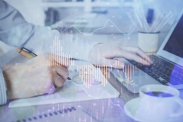 Multi-expozice grafu akciového trhu s člověkem pracujícím na pozadí přenosného počítače. Koncepce finanční analýzy. — Stock fotografie