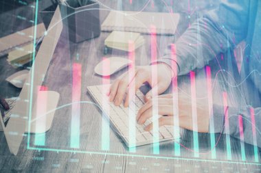 Adam ile mali grafik çift pozlama arka planda ofiste çalışır. Analiz kavramı.