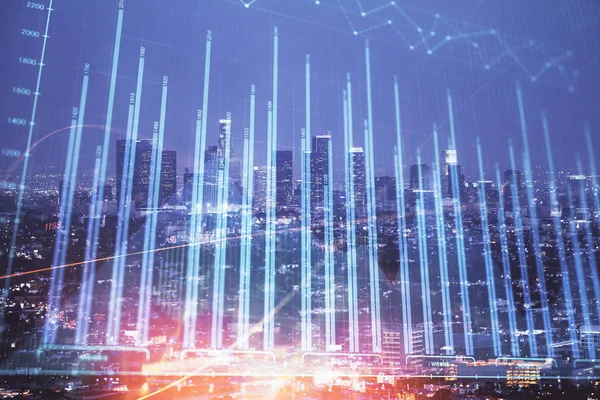 Gráfico financiero sobre paisaje nocturno de la ciudad con altos edificios de doble exposición de fondo. Concepto de análisis . — Foto de Stock