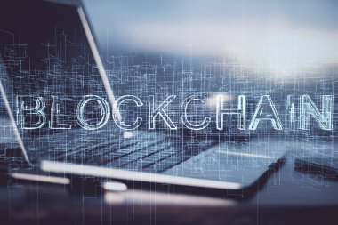 Blockchain temalı holograma ve bilgisayar arkaplanlı masaya çift pozlama. Bitcoin şifreleme para birimi kavramı.