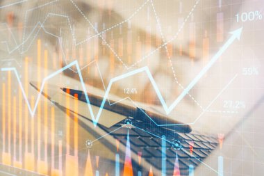 Masası ve kişisel bilgisayarı olan borsa grafiği. Çoklu maruz kalma. Mali analiz kavramı.