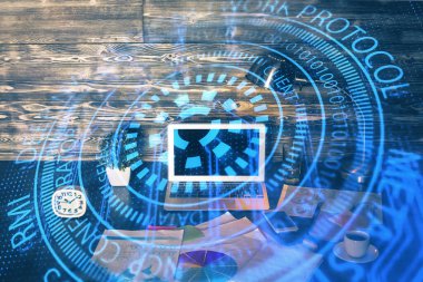 Dizüstü bilgisayar ve teknoloji temalı holograma çifte maruz kalma. Serbest çalışma kavramı.