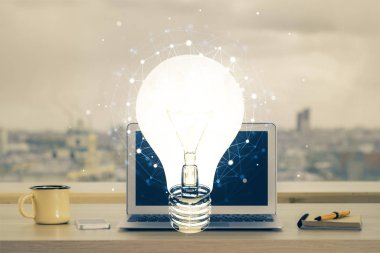 Bilgisayar ofisinde ampul simgesi hologramıyla birlikte. Çoklu maruz kalma. Fikir kavramı.