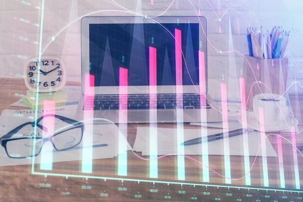 Forex trh graf hologram a osobní počítač na pozadí. Dvojité vystavení. Pojem investice. — Stock fotografie