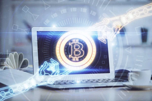 ブロックチェーンと暗号経済のテーマのホログラムとコンピュータの背景を持つテーブルのマルチ露出。ビットコイン暗号通貨の概念. — ストック写真