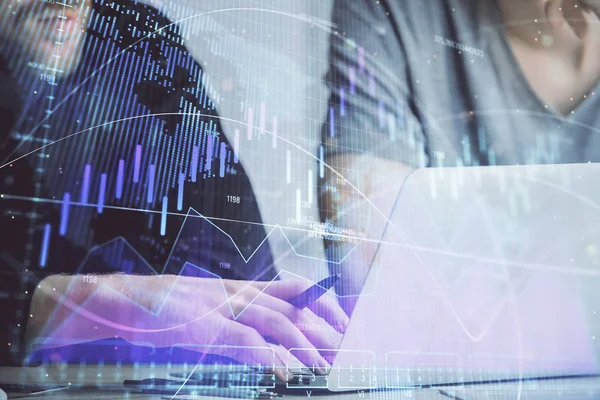 Gráfico de Forex con hombre de negocios escribiendo en la computadora en la oficina en segundo plano. Concepto de análisis. Doble exposición . —  Fotos de Stock