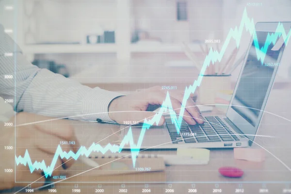 Multi exponering av Stock Market Graph med man som arbetar på laptop på bakgrunden. Begreppet finansiell analys. — Stockfoto