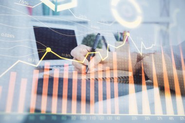 Finansal grafik WOMANS el notları arka plan alarak görüntülenir. Araştırma kavramı. Çift Pozlama