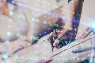 Bir kadın eller Not defteri hisse senedi piyasası hakkında bilgi yazma. Ön Forex grafik hologramlar. Araştırma kavramı. Çift Pozlama