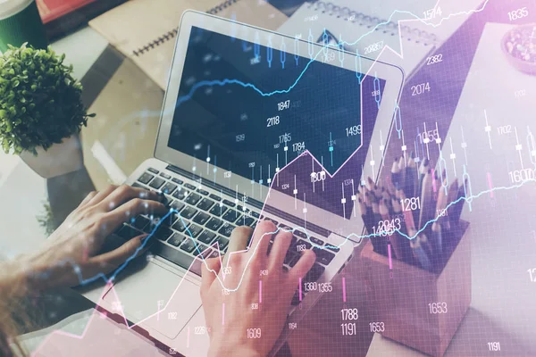 Dubbele blootstelling van de Stock Graph met zakenman typen op de computer in Office op de achtergrond. Concept van hard werken. — Stockfoto