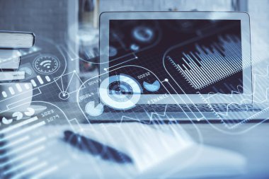 Bilgisayar, teknoloji temalı hologramla birlikte ofiste. Çoklu maruz kalma. Teknoloji kavramı.