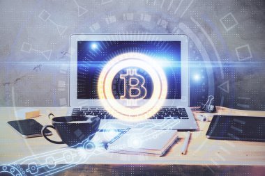 Blockchain temalı holograma ve bilgisayar arkaplanlı masaya çift pozlama. Bitcoin şifreleme para birimi kavramı.
