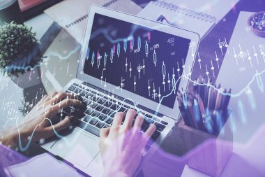 Arka planda ofiste bilgisayarda işadamı yazarak stok grafik çift pozlama. Zor iş kavramı.