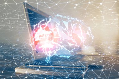 Bilgisayar ve beyin hologramı ile çalışma masasının çoklu açığı. Beyin fırtınası konsepti.