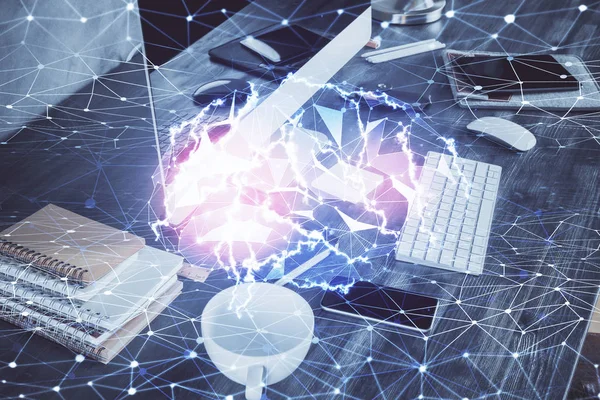 컴퓨터와 뇌 홀로그램으로 테이블의 두 배 노출. 데이터 혁신 개념. — 스톡 사진
