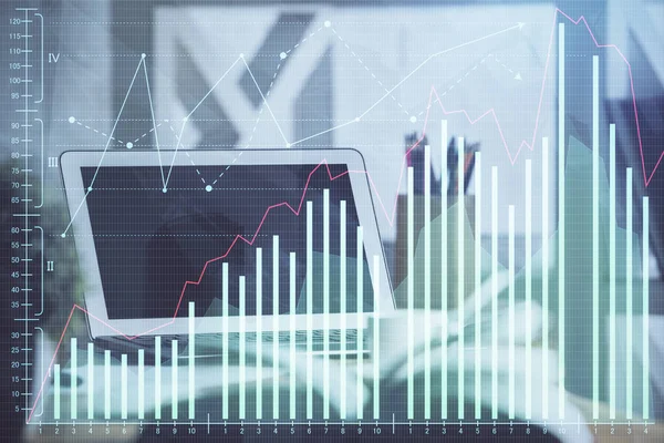 Finanční graf barevný výkres a tabulka s počítačem na pozadí. Multi expozice. Koncepce mezinárodních trhů. — Stock fotografie
