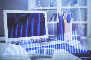 Finansal tablo çizimi ve arka planda bilgisayar olan bir tablo. Çifte maruziyet. Uluslararası pazarlar kavramı.