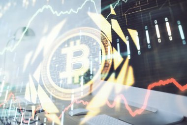Engelleme zincirine ve kripto ekonomi temalı holograma ve bilgisayar arkaplanlı masaya çoklu maruz kalma. Bitcoin kripto para kavramı.