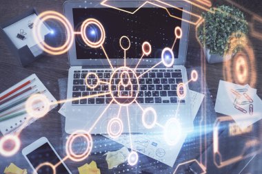 Sosyal ağ hologramıyla birlikte bilgisayar masaüstünde. Çoklu maruz kalma. Uluslararası insan ilişkileri kavramı.