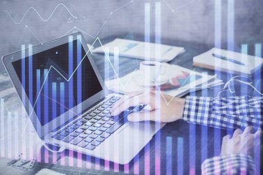 Arka planda bilgisayarla çalışan bir adamla iki kez ön x çizelgesine maruz kaldık. Pazar analizi kavramı.