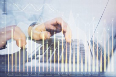 Arka planda bilgisayarda çalışan bir adamla piyasa grafiği iki katına çıktı. Mali analiz kavramı.