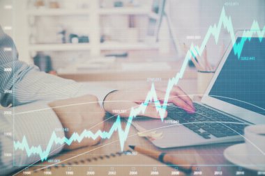 Arka planda bilgisayar üzerinde çalışan adam ile borsa grafiği çoklu pozlama. Finansal analiz kavramı.
