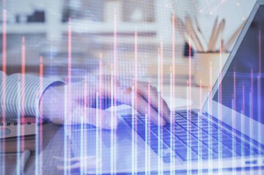 Arka planda dizüstü bilgisayar üzerinde çalışan adam ile borsa grafiği çift pozlama. Finansal analiz kavramı.