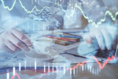 Arka planda ofiste bilgisayarda çalışan işadamı ile Forex grafiği. Sert çalışma kavramı. Çift Pozlama.