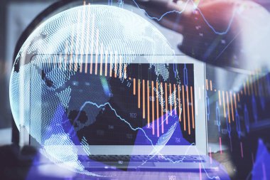 Arka planda eski pazar grafik hologramı ve kişisel bilgisayar var. Çoklu maruz kalma. Yatırım kavramı.