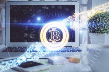 Engelleme zincirine ve kripto ekonomi temalı holograma ve bilgisayar arkaplanlı masaya çoklu maruz kalma. Bitcoin kripto para kavramı.