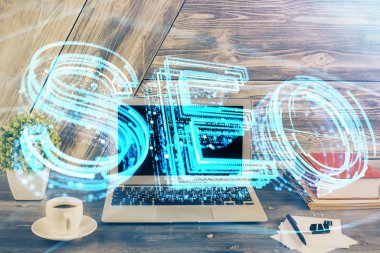 Bilgisayar ve seo çizim hologramı olan çok katmanlı bir tablo. Arama optimizasyon kavramı.