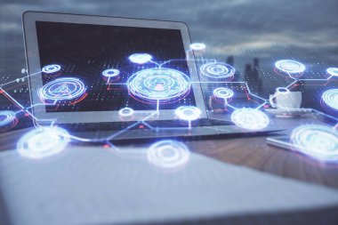 Sosyal ağ hologramıyla birlikte bilgisayar masaüstünde. Çoklu maruz kalma. Uluslararası insan ilişkileri kavramı.