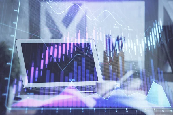 Börsendiagramm Und Tabelle Mit Computerhintergrund Mehrfachbelichtung Konzept Der Finanzanalyse — Stockfoto
