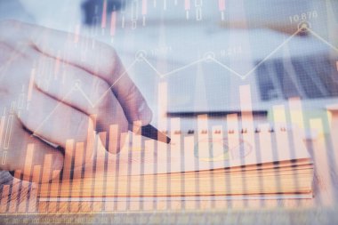 Borsa forex grafiği ile çoklu pozlama closeup eller. Araştırma ve analiz kavramı.