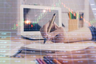 Finansal Forex çizelgeleri kadın el notları arka plan alarak görüntülenir. Araştırma kavramı. Çift Pozlama