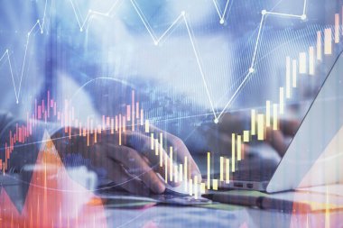 Arka planda bilgisayarda çalışan bir adamla ön x grafiğine iki kez maruz kalıyoruz. Pazar analizi kavramı.