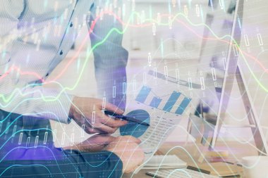 Arka planda ofiste bilgisayarda işadamı yazarak grafiğin çift pozlama. Zor iş kavramı.