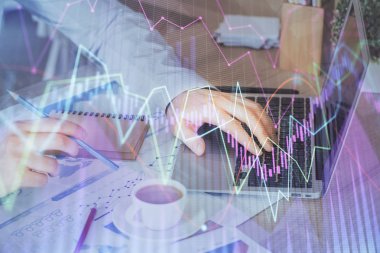 Arka planda ofiste bilgisayarda çalışan işadamı ile Forex grafiği. Sert çalışma kavramı. Çoklu pozlama.