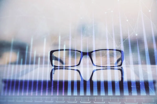 Pénzügyi Grafikon Hologram Szemüveggel Asztalon Háttér Üzlet Fogalma Kétszeres Expozíció — Stock Fotó