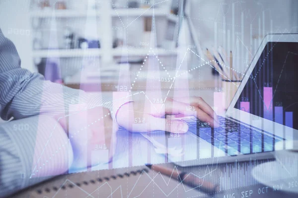 Arka planda bilgisayar üzerinde çalışan adam ile borsa grafiği çoklu pozlama. Finansal analiz kavramı.