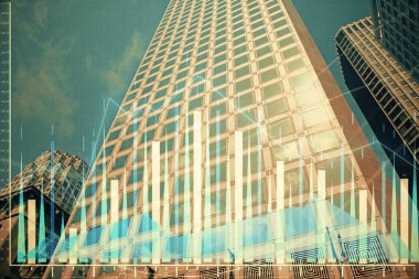 Yüksek binaların arka planında çoklu pozlama olan eski şehir haritası. Finansal araştırma kavramı.