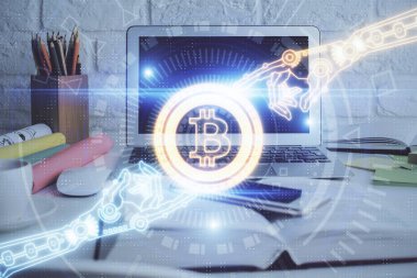 Engelleme zincirine ve kripto ekonomi temalı holograma ve bilgisayar arkaplanlı masaya çoklu maruz kalma. Bitcoin kripto para kavramı.