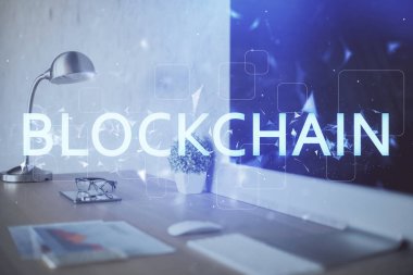 Engelleme zincirine ve kripto ekonomi temalı holograma ve bilgisayar arkaplanlı masaya çoklu maruz kalma. Bitcoin kripto para kavramı.