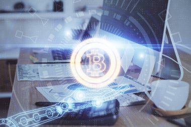 Blockchain temalı holograma ve bilgisayar arkaplanlı masaya çift pozlama. Bitcoin şifreleme para birimi kavramı.