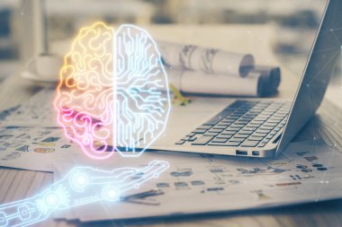 Bilgisayar ve beyin hologramı ile çalışma masasının çoklu açığı. Beyin fırtınası konsepti.