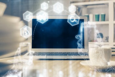 Bilgisayar, teknoloji temalı hologramla birlikte ofiste. Çoklu maruz kalma. Teknoloji kavramı.