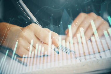 Forex grafiği, kadının elinde notlar alarak arka planda görüntülenir. Araştırma kavramı. Çift pozlama