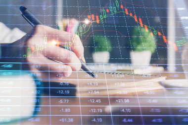 Finansal Forex çizelgeleri kadın el notları arka plan alarak görüntülenir. Araştırma kavramı. Çift Pozlama