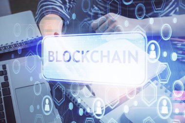 Kripto para birimi hologramı, Bitcoin, ellerin üstünde ico teması not tutuyor. Engelleme zinciri kavramı. Çoklu pozlama