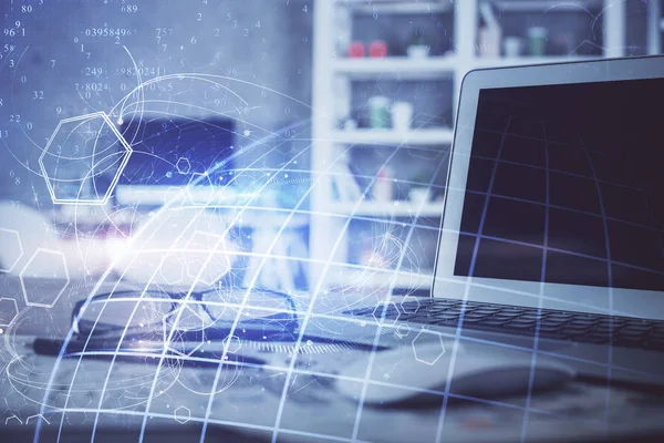 Bilgisayarlı ve dünya haritalı hologramlı çok katlı bir tablo. Uluslararası veri ağı kavramı.